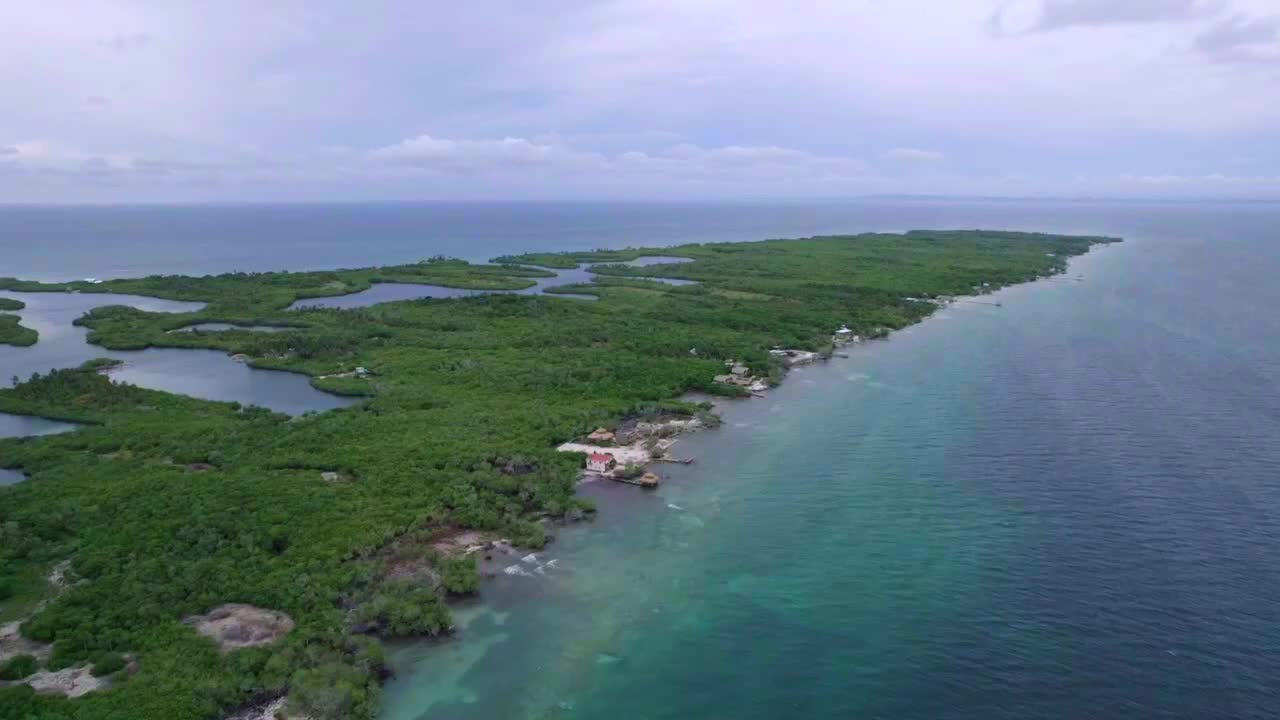 la isla de coral de tintipan en colombia en un día tranquilo