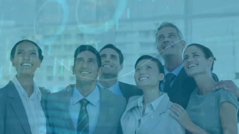 animación del procesamiento de datos financieros sobre diversas personas de negocios