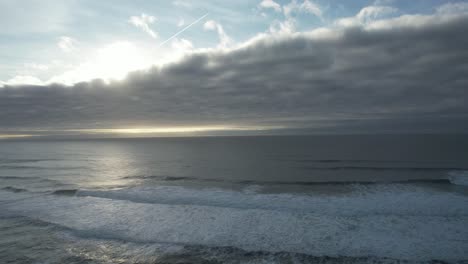 Vista-Aérea-Fuertes-Olas-Del-Océano-Rompiendo