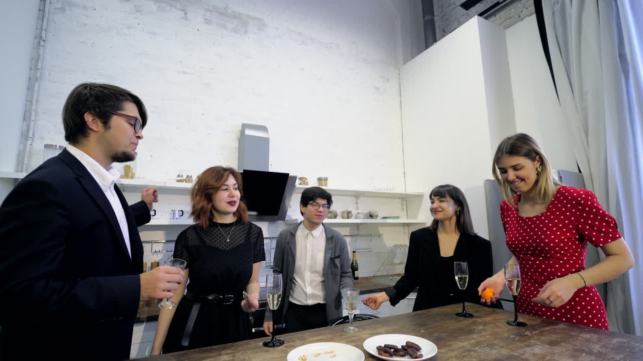 현대적 인 부 에서 축하 하는 친구 들