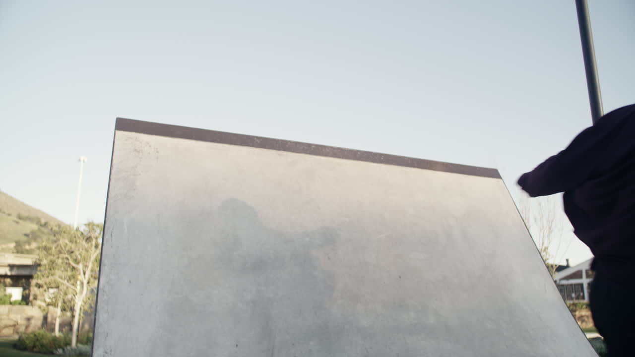 스케이트 파크 에서 트릭 을 하는 스케이터