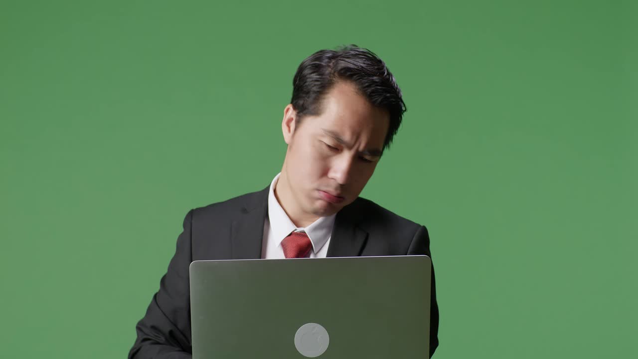 노트북에서 일하는 사업가