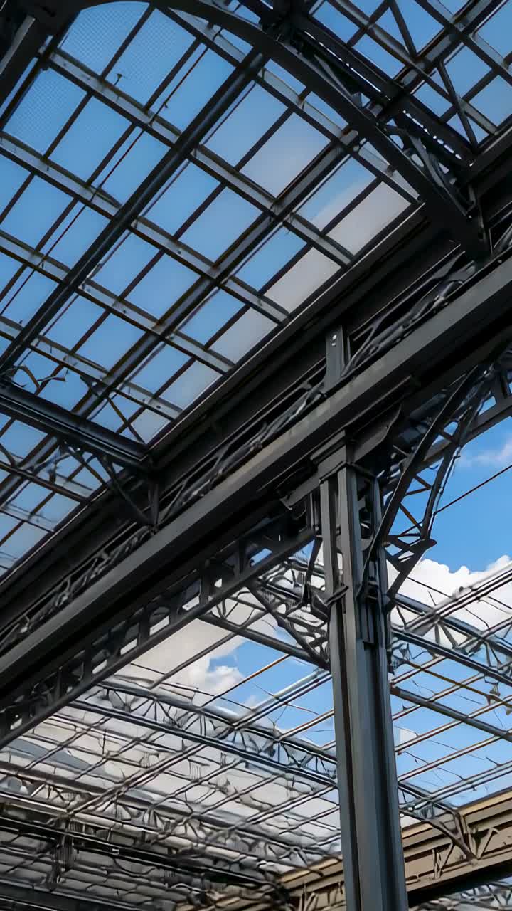 Video verticale: angolazione della camera inclinata che mostra una colonna in acciaio e le travi reticolari nella vista di inquadratura della stazione