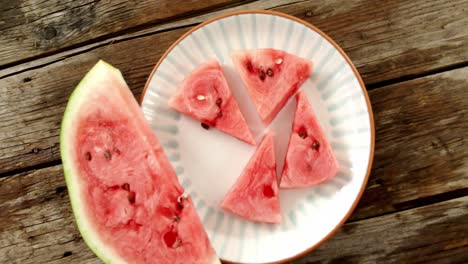 rebanadas de sandía guardadas en un plato