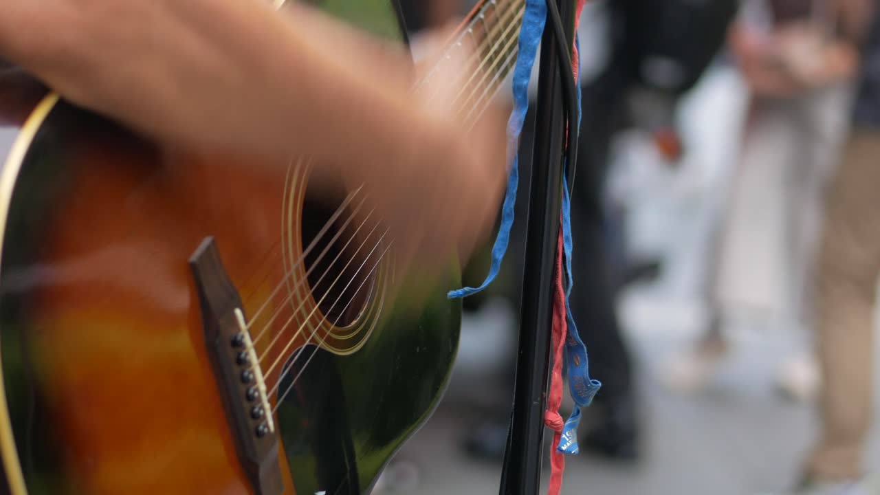 músico callejero tocando la guitarra acústica