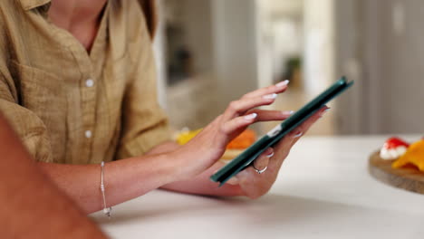 casa, manos y mujer con tableta