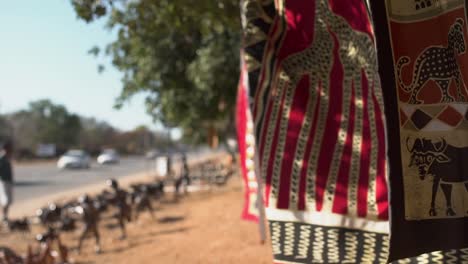 Tiro-De-Seguimiento-En-Cámara-Lenta-De-Sarong-Africano-Soplando-En-El-Viento-En-El-Mercado-Africano