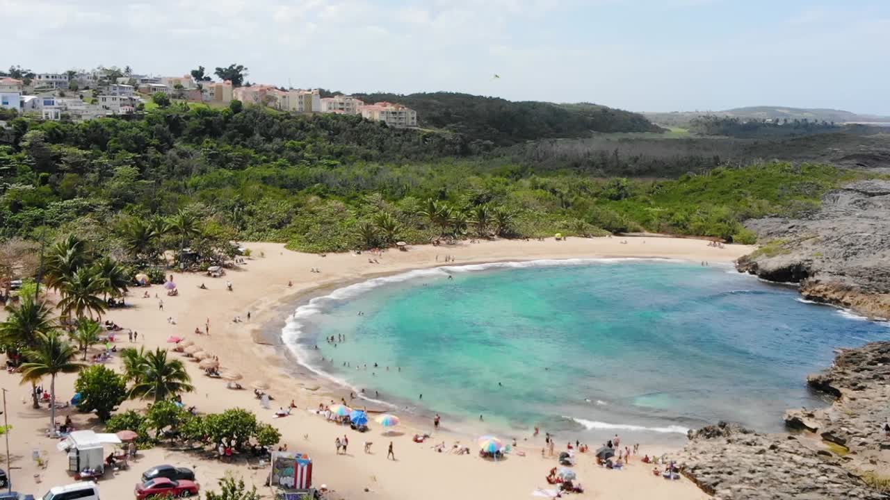 vista aérea de una pequeña playa en manati, puerto rico