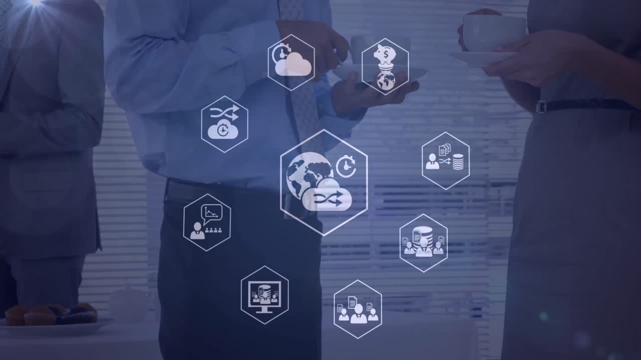 animación de iconos digitales sobre la sección media del hombre de negocios y el hombre de negocios bebiendo café en la oficina.