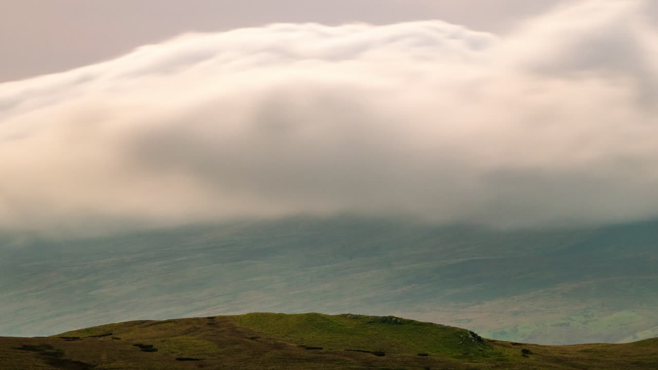video de lapso de tiempo de nubes moviéndose sobre jabalí cayó y el mallerstang cumbria reino unido