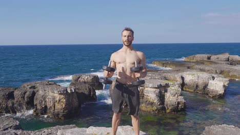 culturista con un físico musculoso.
