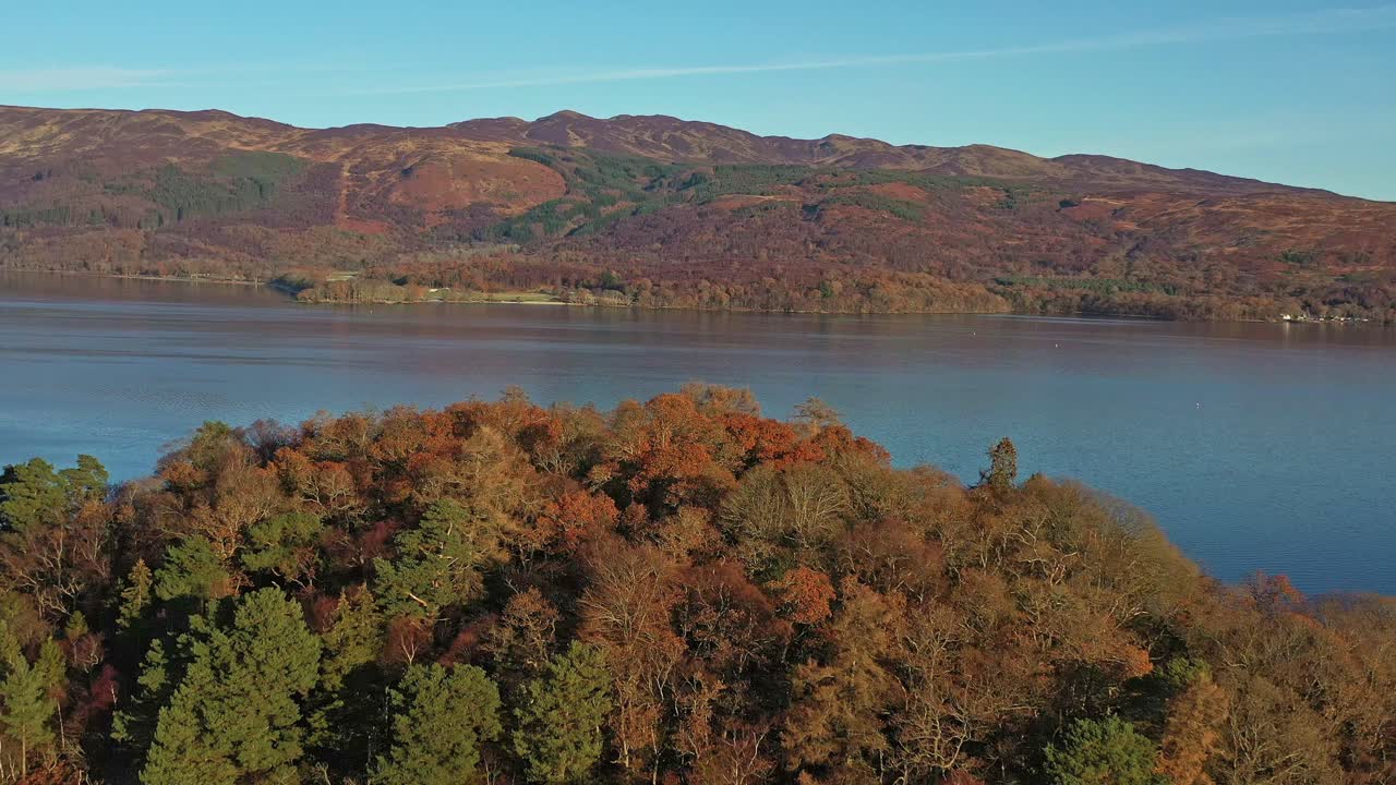 스코틀랜드에서 가을에 록 라몬드 호수 (lock lamond lake) 를 가로지르는 풍경적인 공중 파노라마 도 풍경