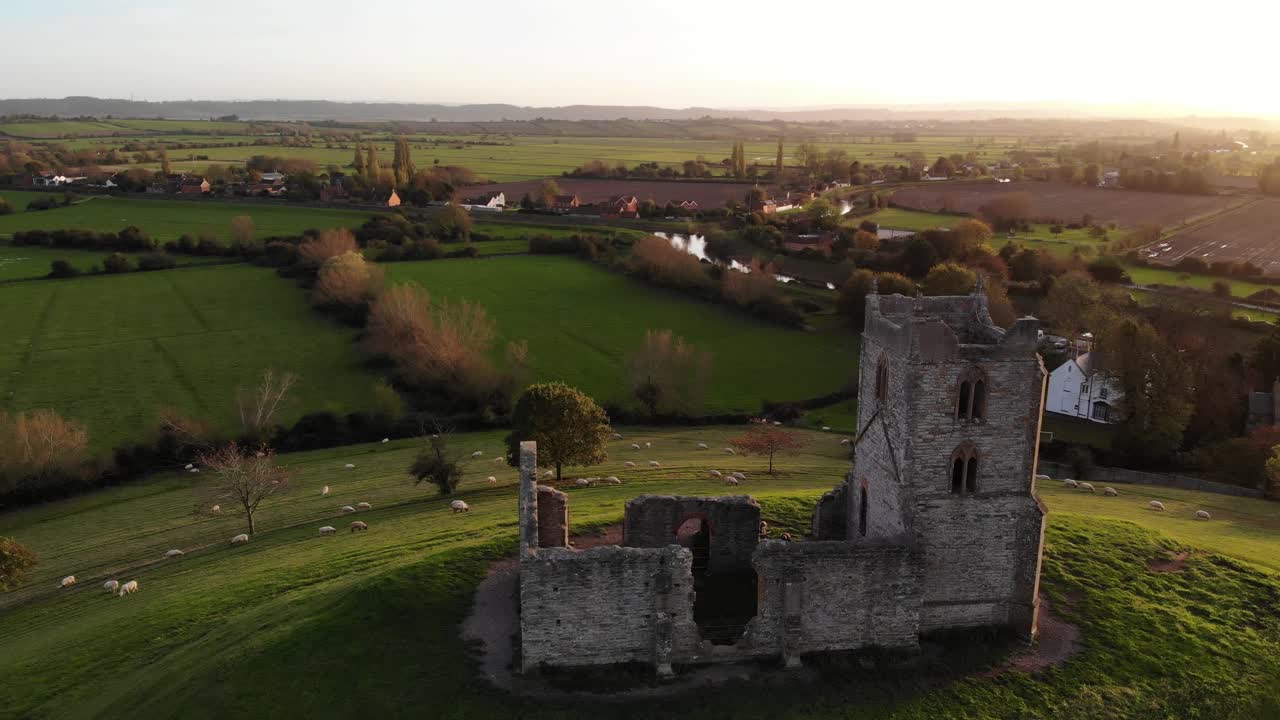disparo de paralaje de las ruinas de la iglesia en burrow mump somerset england