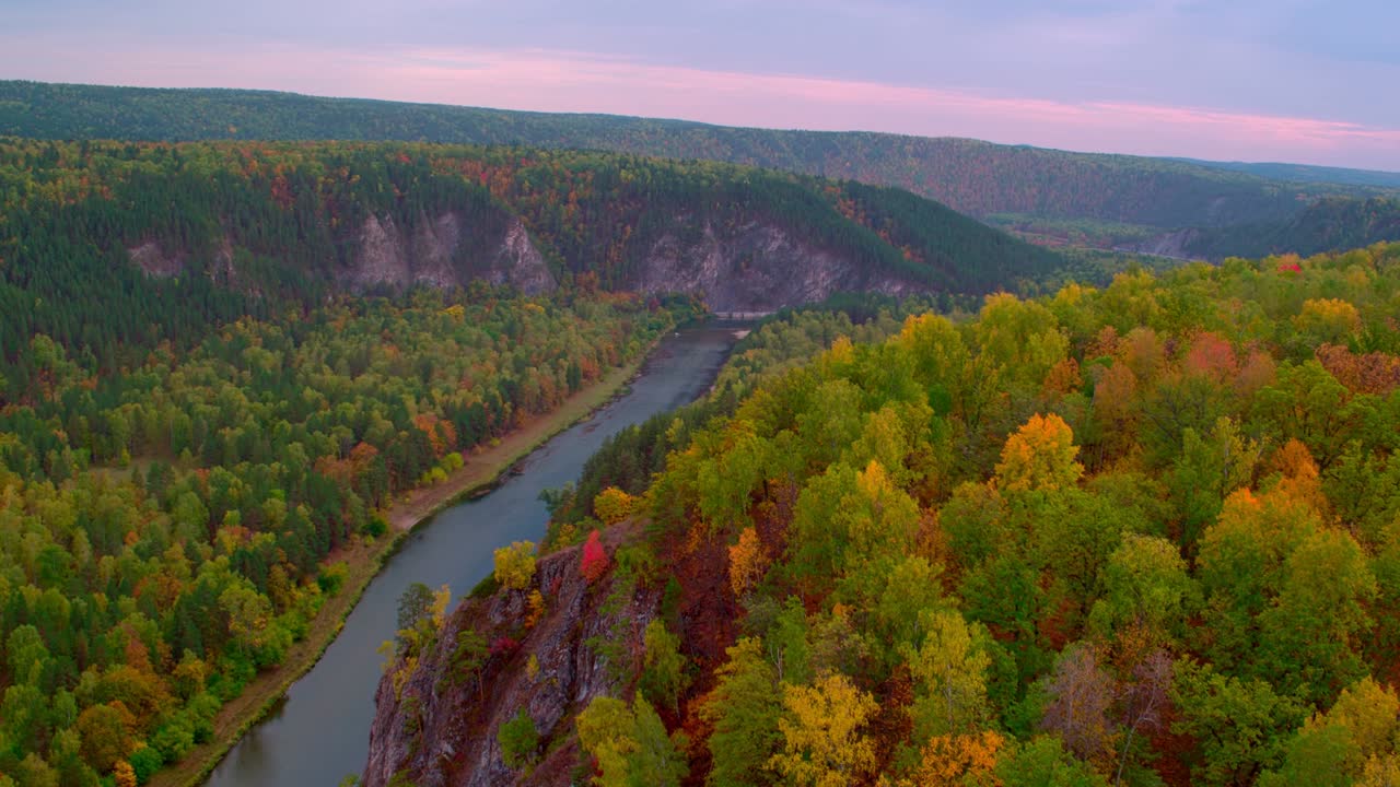관광의 개념, 전국 여행의 목적지. 깨한 물이 있는 강이 계곡에서 흐른다. 산악 지형, 아름다운 자연 풍경.