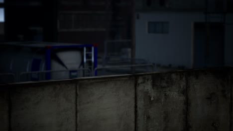 zona industrial en tiempo nublado oscuro