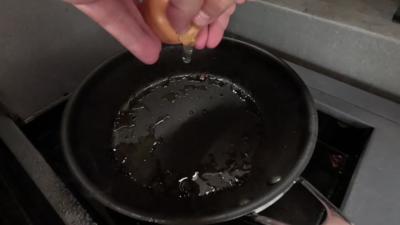 freír secuencialmente un huevo en una sartén a lo largo del tiempo