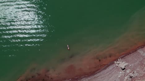 Drone-shot-of-a-boat-in-Lake-Powell,-Utah,-USA