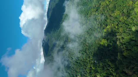 Wolken-Ziehen-über-Grüne-Berglandschaft,-Immergrüner-Wald,-Regenwasserkreislauf,-Ökosystem,-Energiewende,-Regenwald,-Natürlicher-Lebensraum,-Arten,-Echtes-Vertikales-4K-Video,-Soziale-Medien,-9:16-Porträt