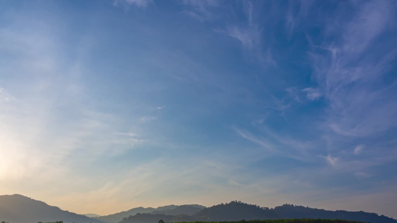 푸른 하늘 위에 빛나는 빛, 해가 뜨는 풍경, 자연의 배경, 은 하늘에서 천천히 움직이는  구름, 황금빛, 빛이 빛나는 아름다운 꽃, 구름의 풍경