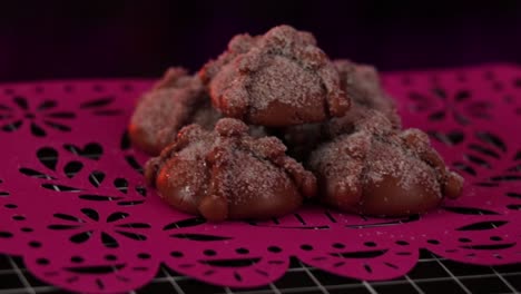 mini pan de muerto  and papel picado