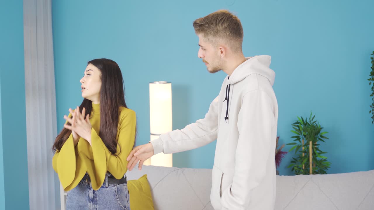 젊은 여성이 남자친구에게 무언가를 고백하려고 걱정하고 있습니다.