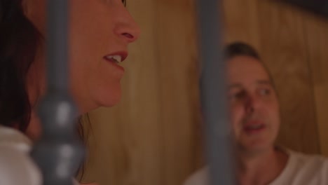pareja en casa juntos en las escaleras 4k