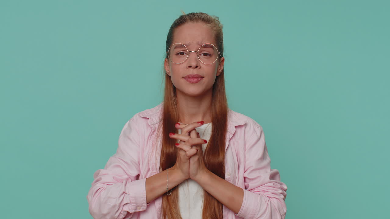 chica deprimida aterrorizada por los problemas de peligro, sufriendo fobia, trastorno de ansiedad, miedo, estrés pánico