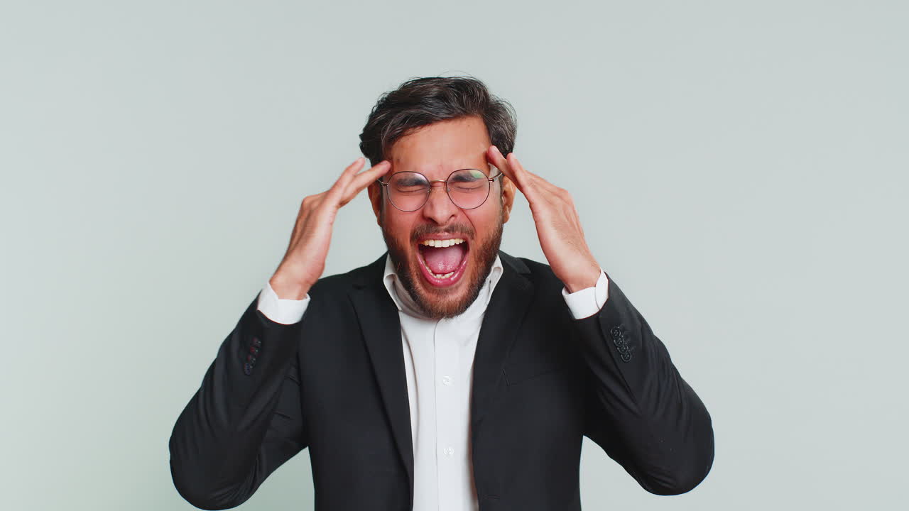 Uomo d'affari irritato e arrabbiato urla per problemi di stress e tensione, shock, rabbia, nervosismo, litigio