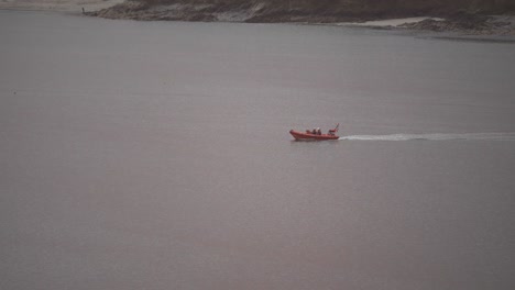 Barco-Pesquero-Navegando-Temprano-En-La-Mañana