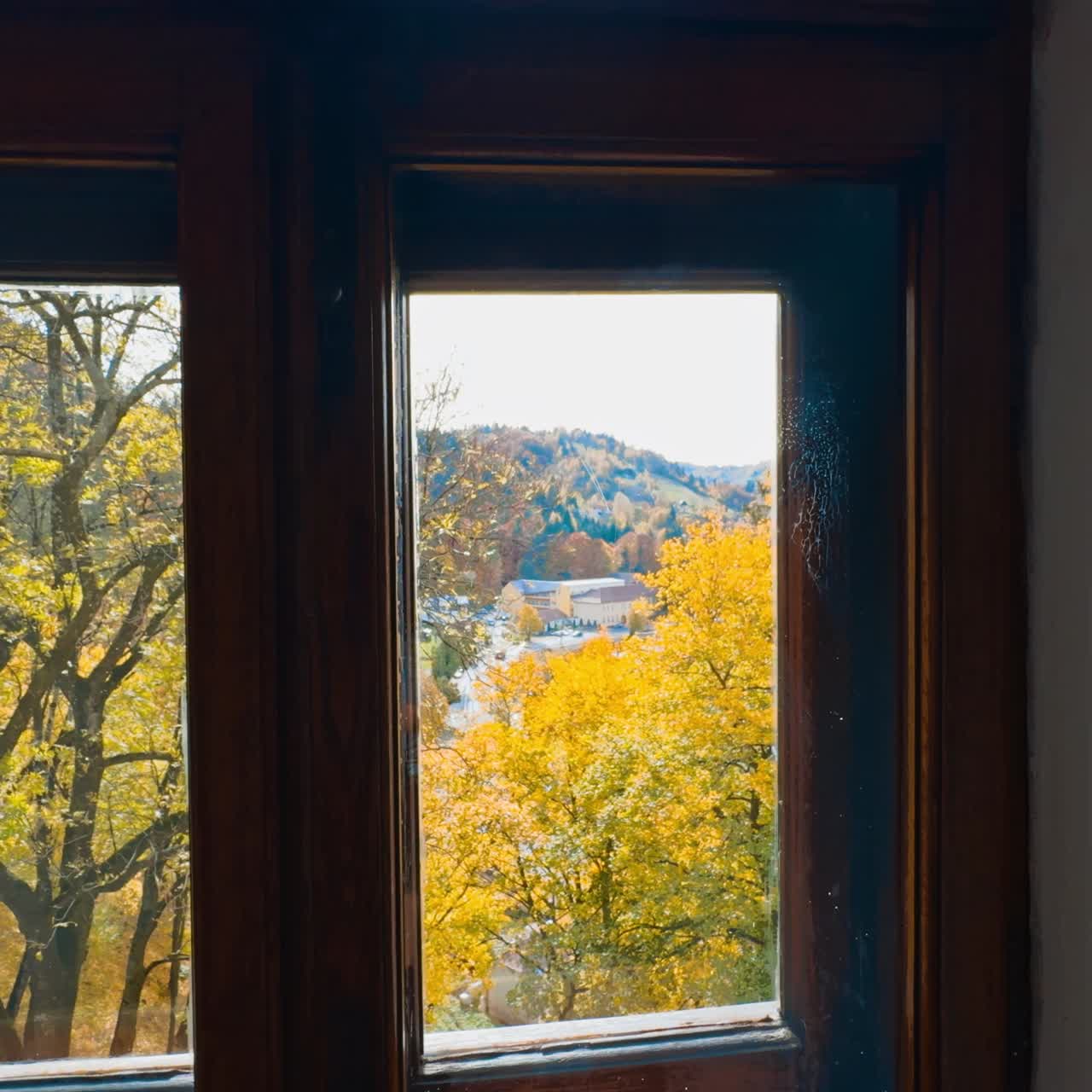 Efterårsnatur gennem det gamle vindue i bygningen. Trangt rum i Bran-slottet, Rumænien