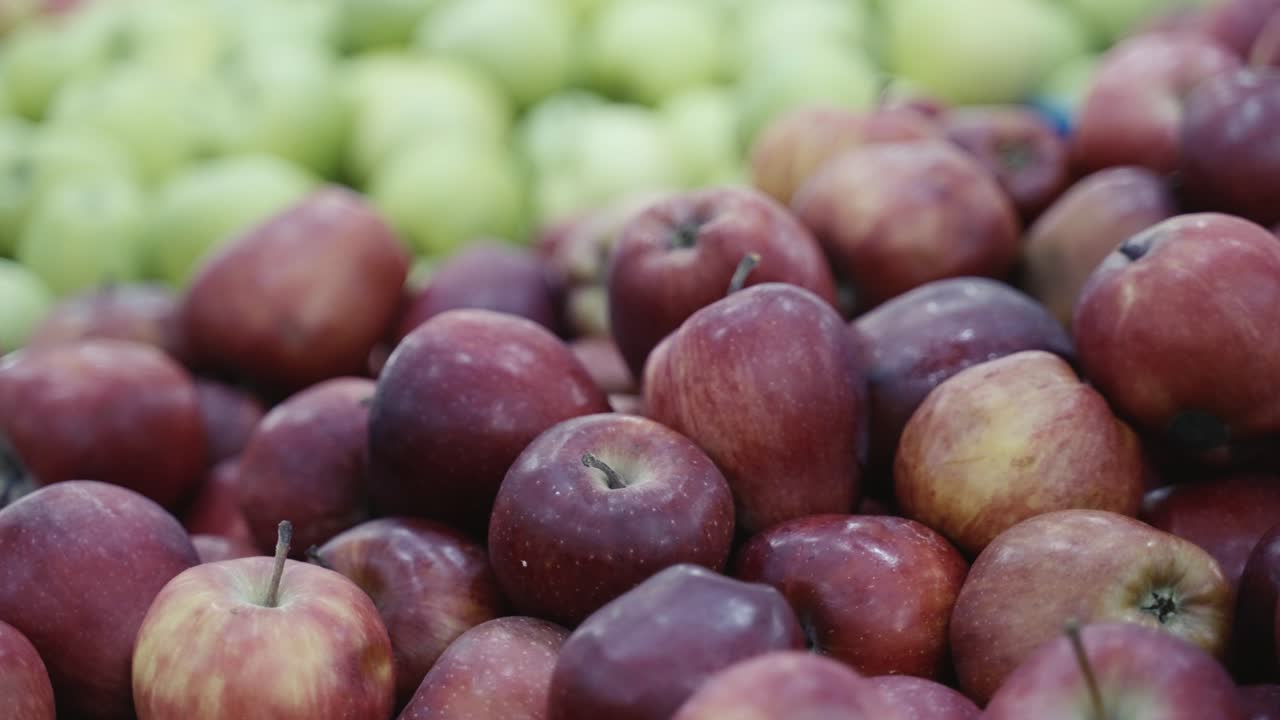 슈퍼마켓 생산 부서에서 빨간색과 녹색 사과 클로즈업