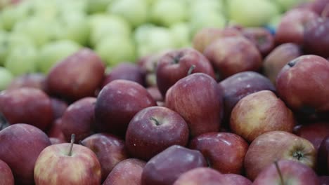 Primer-Plano-De-Manzanas-Rojas-Y-Verdes-En-El-Departamento-De-Productos-De-Un-Supermercado