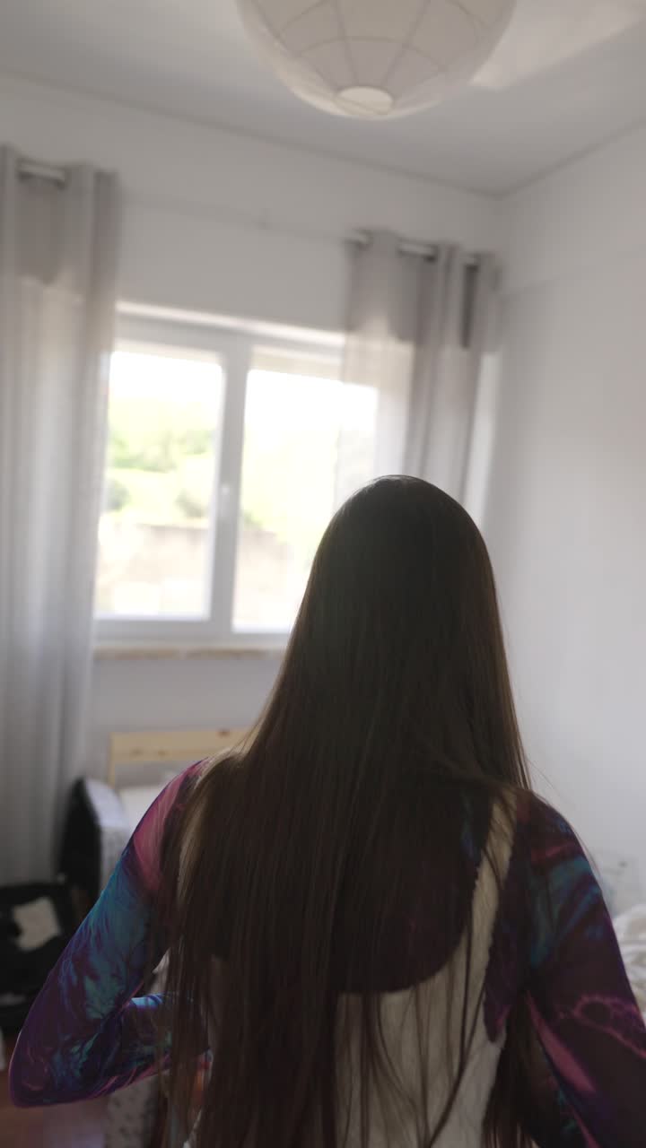 침실 에서 옷 을 정리 하는 여자