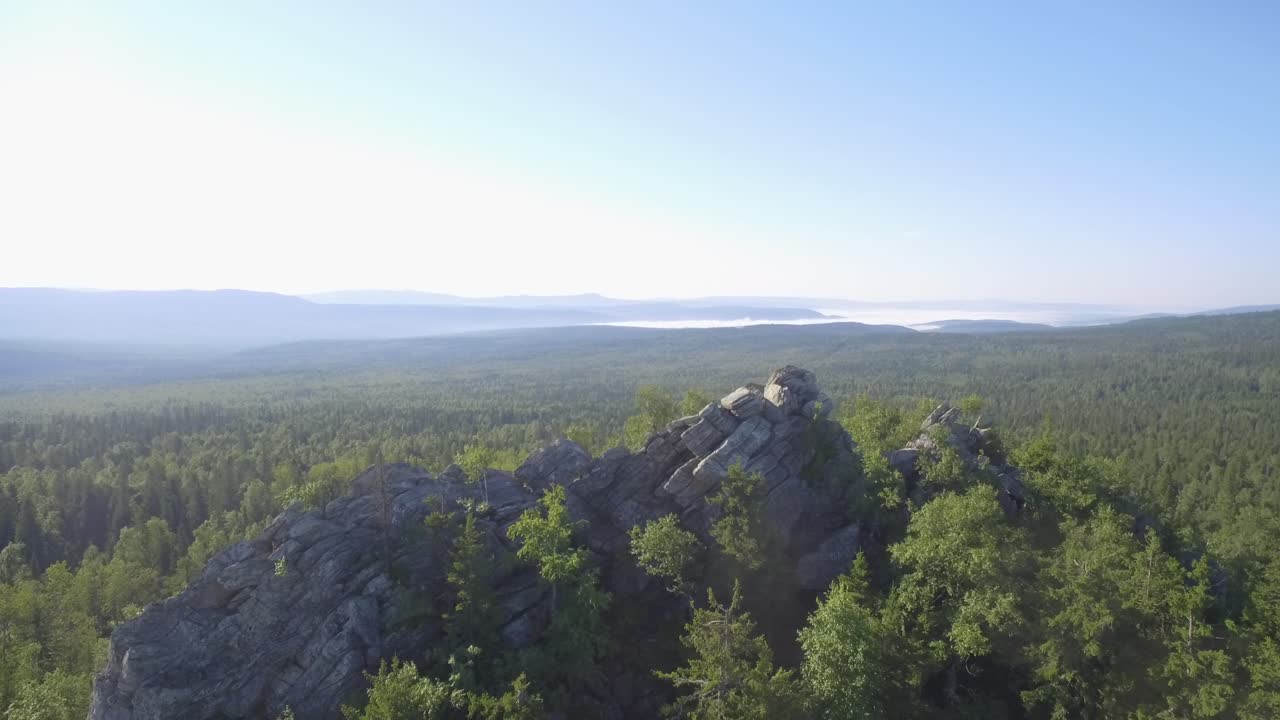 paisaje montañoso con bosques y rocas