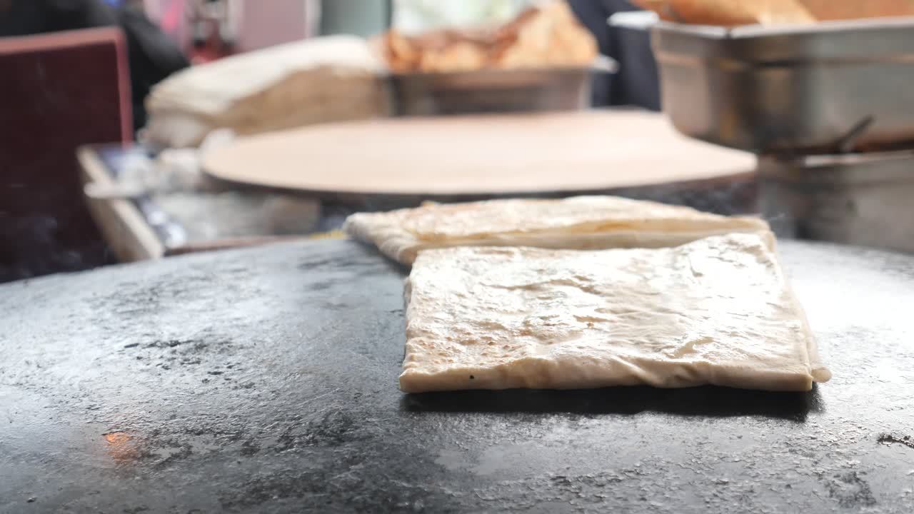 pan plano turco cocinado en una parrilla