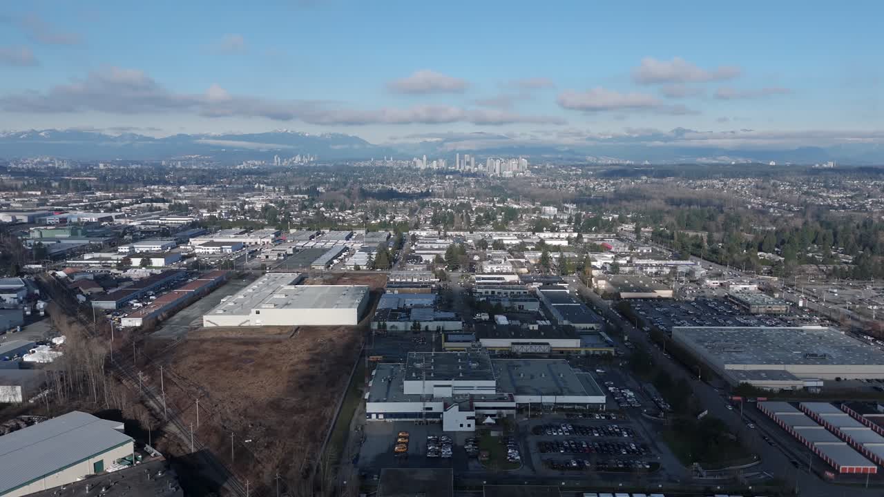 Area urbana o industriale densa con edifici commerciali a Surrey, Columbia Britannica, Canada - Ripresa aerea con drone