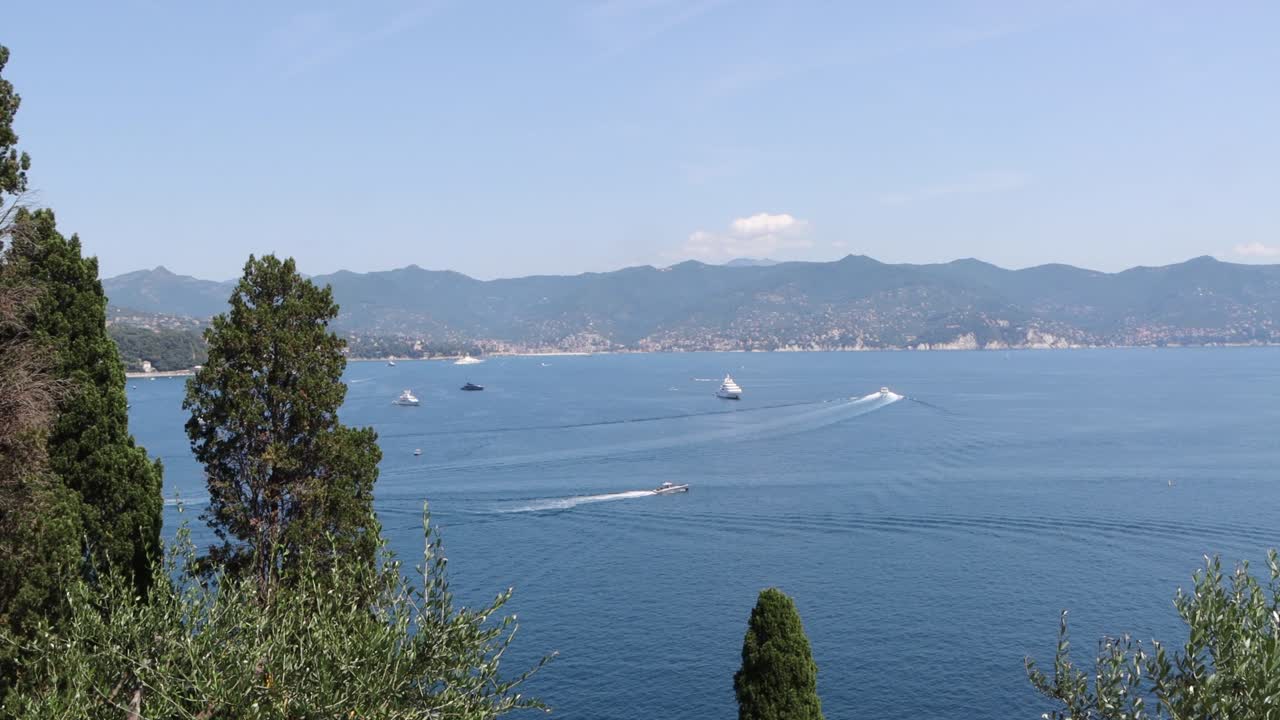 The Italian beaches have magical views that with a trekking you can live the summer of love. It is a paradisiacal place with turquoise blue sea and natural clearing. Beautiful sea