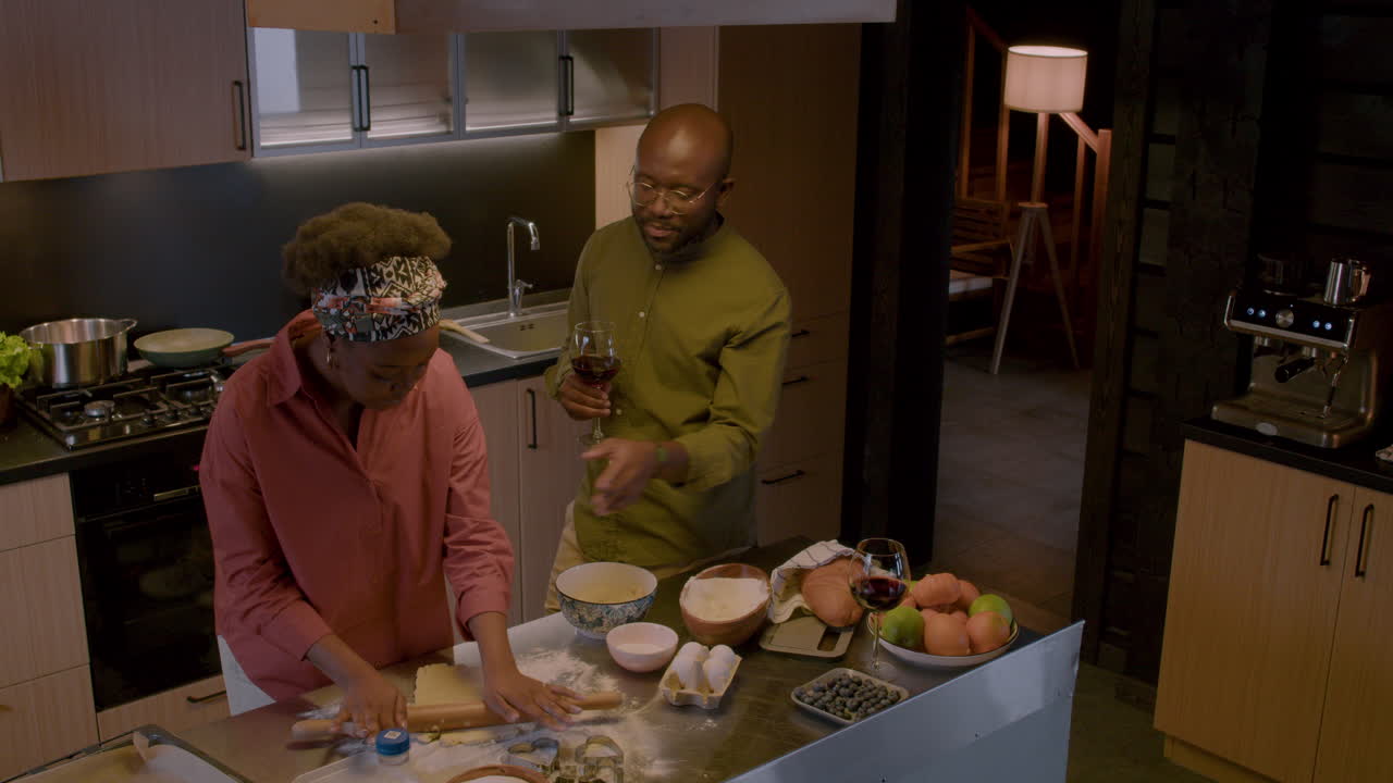 Casal conversando na cozinha