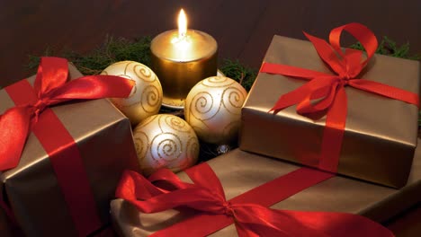 Primer-Plano-De-Velas-Doradas-Encendidas,-Regalos-De-Navidad,-Adornos