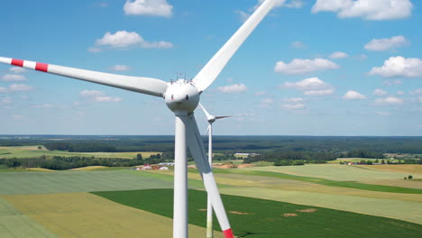 primo piano di un'enorme turbina eolica