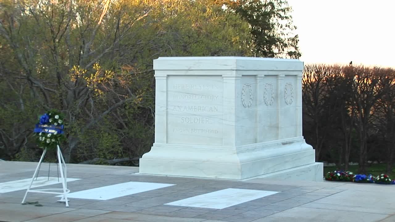 камера увеличивает изображение на могиле неизвестного солдата в вашингтоне, округ колумбия