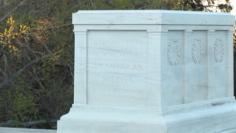 La-Cámara-Hace-Zoom-En-La-Tumba-Del-Soldado-Desconocido-En-Washington-D.C.