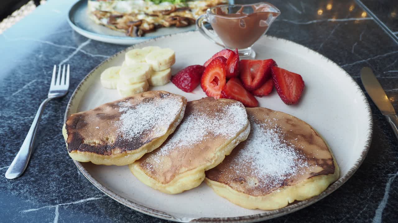 deliciosos panqueques de desayuno con fresas y plátanos