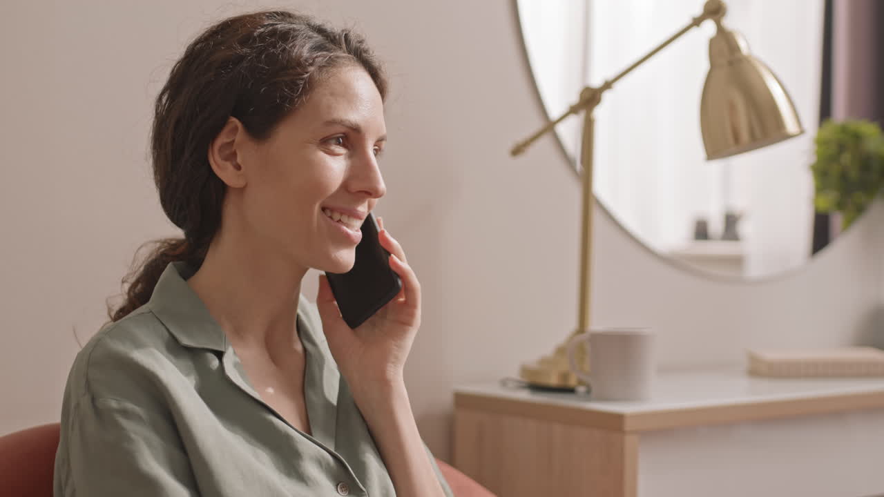 mujer usando un teléfono inteligente