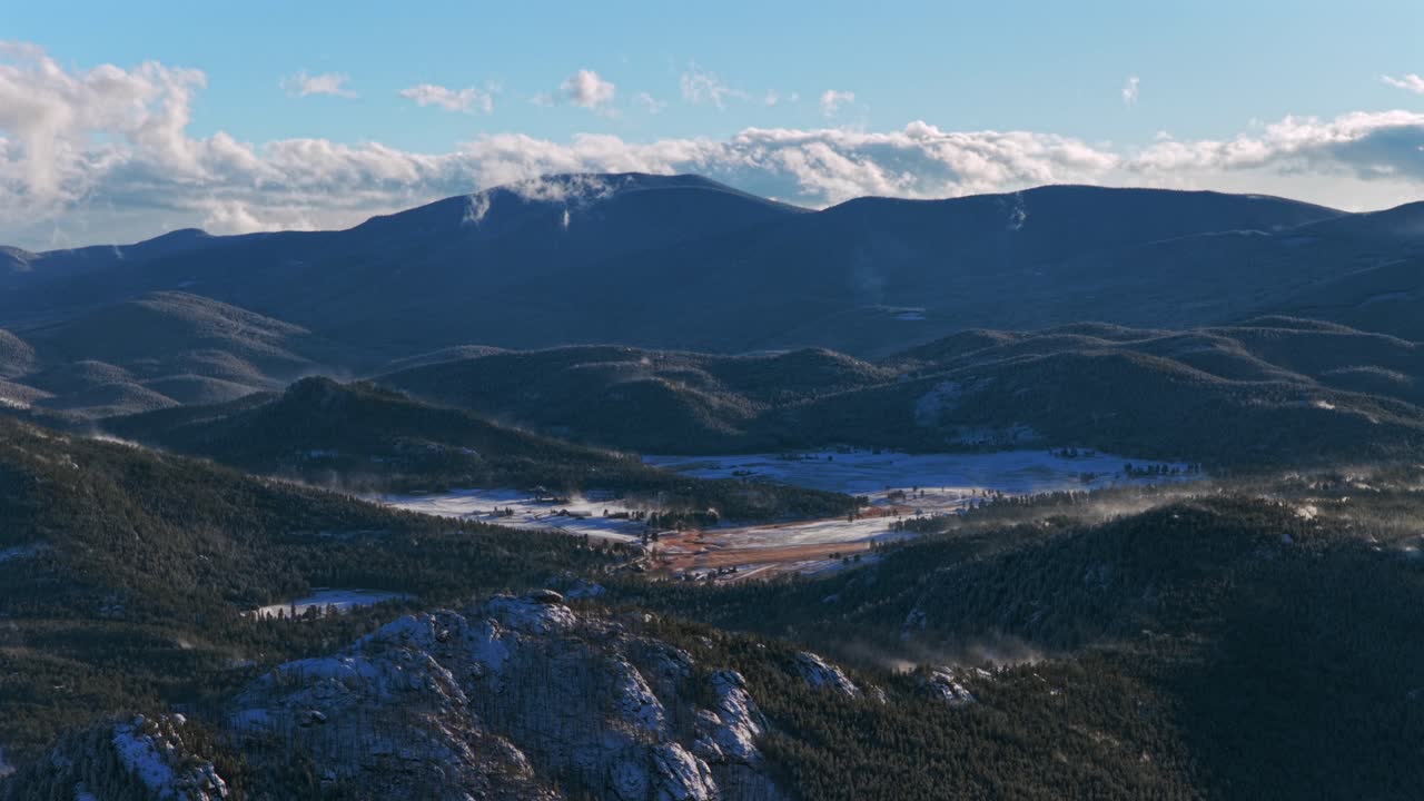 Evergreen Meadows Conifer Marshdale Colorado ilma-drone Three Sisters Park tuulinen puhaltaa aurinkoinen iltapäivä eloisa sininen taivas Front Range Rocky Mountains moottoritieliikenne autot kiertävät vasemmalle liike