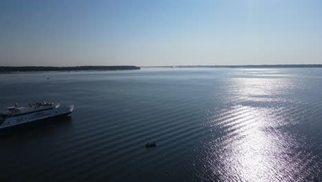 El-Ferry-Expreso-Del-Lago-En-El-Lago-Muskegon-A-Fines-Del-Verano