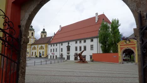 Sights,-buildings-in-old-town-of-Innsbruck,-Austria