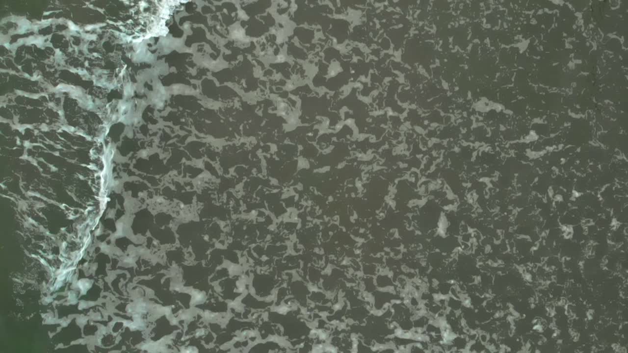 toma aérea superior de olas en el mar báltico en cámara lenta