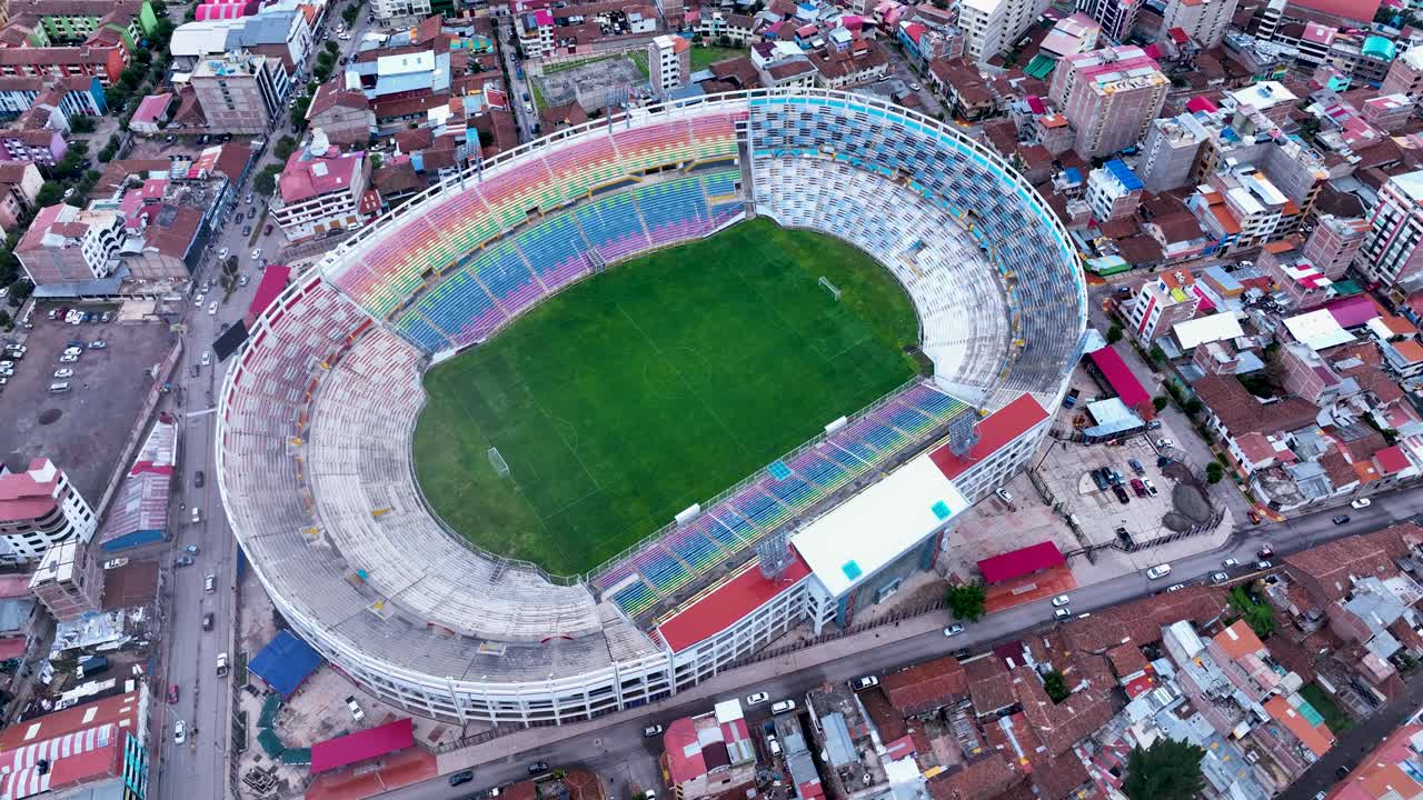 estadio garcilaso dentro de la ciudad de cusco, perú, américa del sur, andes - vista aérea de drones de alta resolución 4k