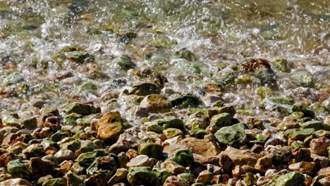 Olas-Del-Océano-Lavando-La-Playa-De-Guijarros,-La-Playa-De-Jerusalén-En-Grecia---Primer-Plano